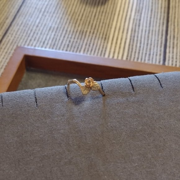 10K Yellow Gold Flower Ring Size 6 - Picture 3 of 8